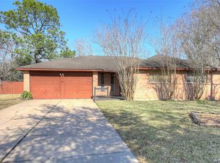 510 Castlelake Dr, Friendswood, TX 77546