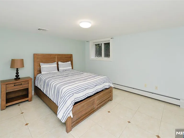 1056 Edgewood Ln — Photo 30