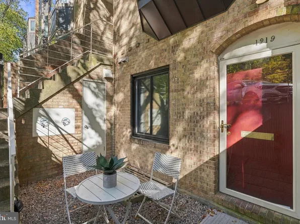 1219 N Nash St #1, Arlington, VA 22209