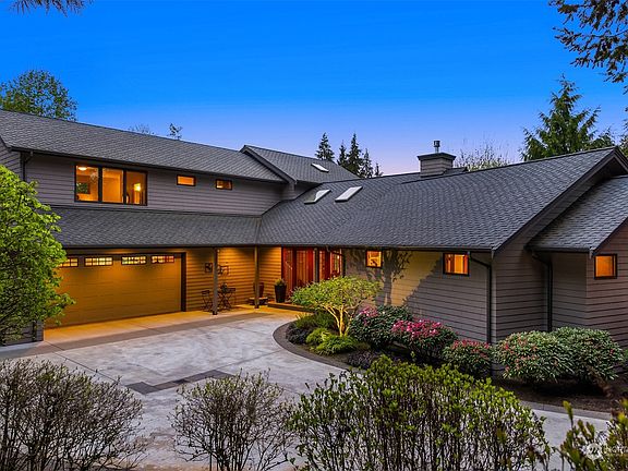 4th image of 22861 Singingwood Place NE