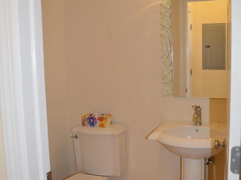 606 Park Ave — Photo 16