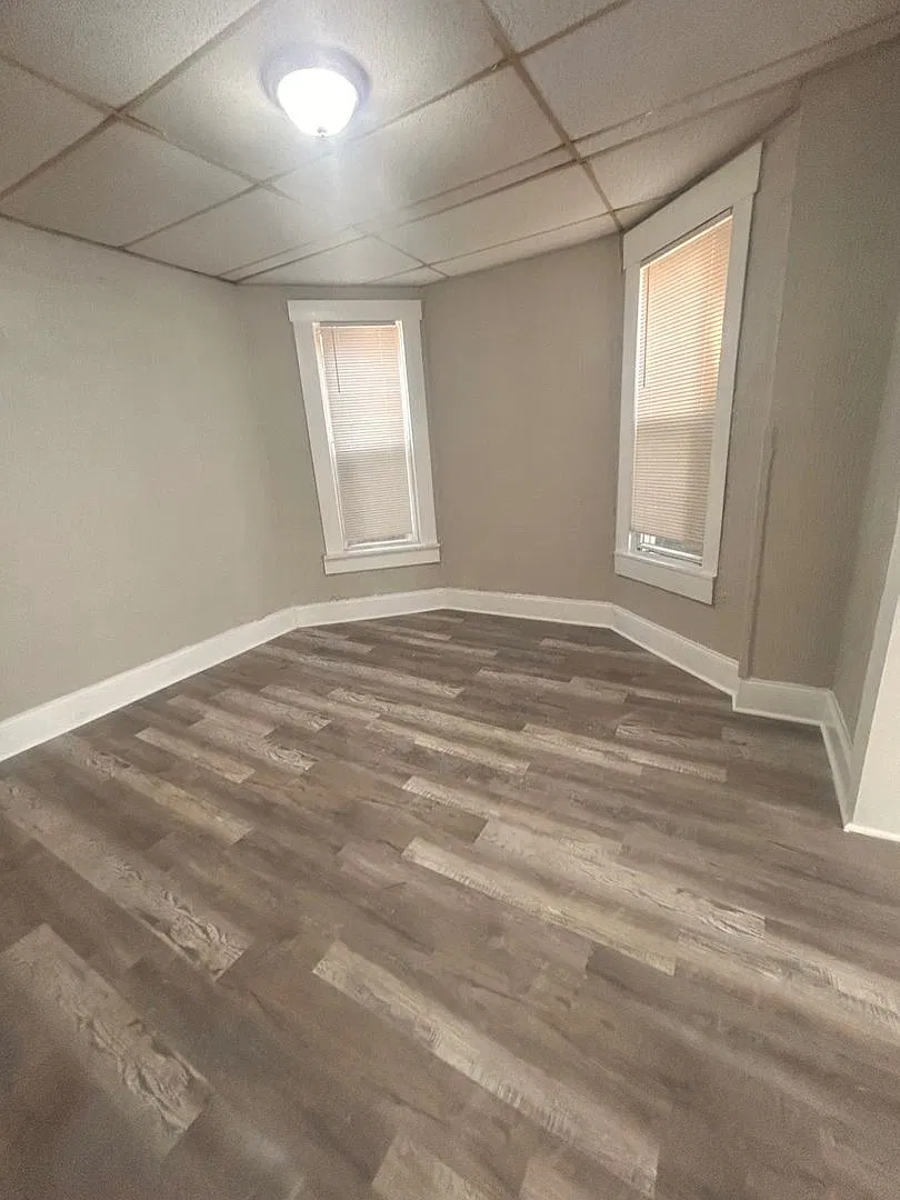Updated 3-Bedroom Second-Floor Apartment reduced Move In Fee — Photo 3