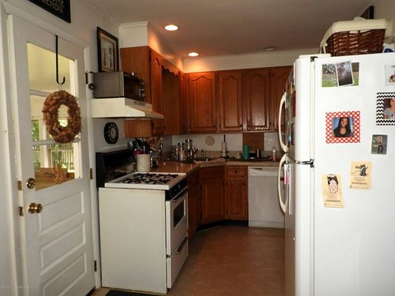 5th image of 102 Dewey St
