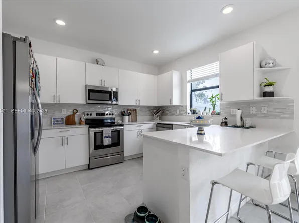 561 NW 204th St, Miami Gardens, FL 33169
