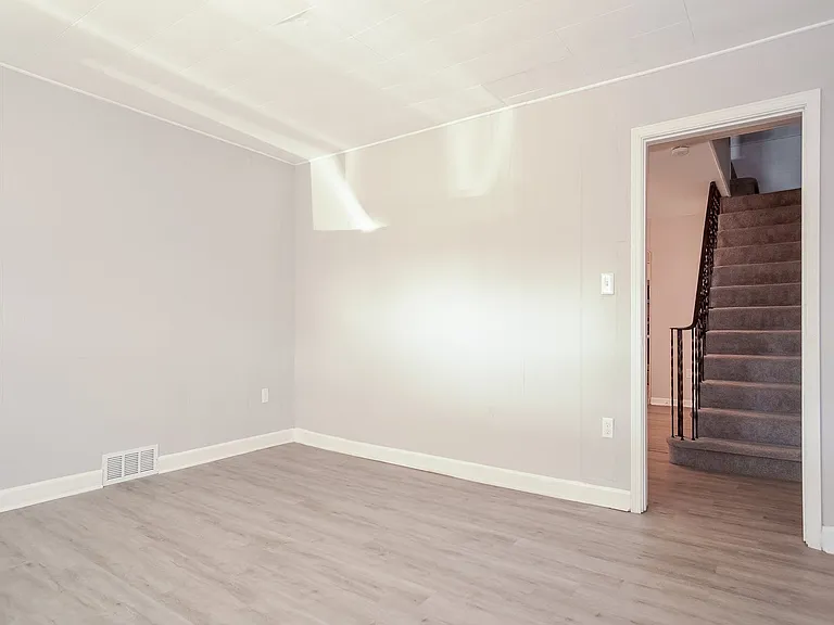 516892_025_bedroom_13323253.jpg