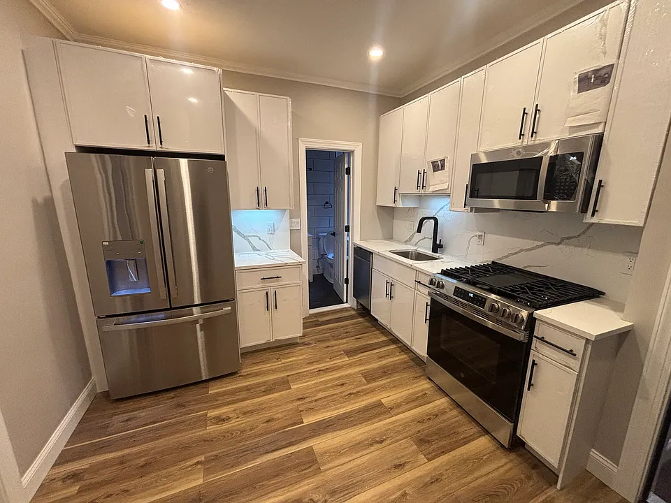 219 Mallory Ave #3