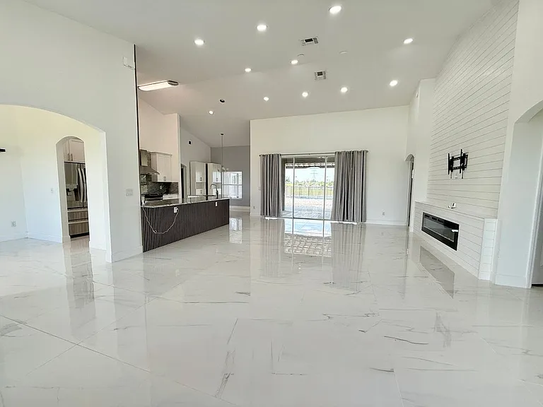 11400 Lovers Ln — Photo 1