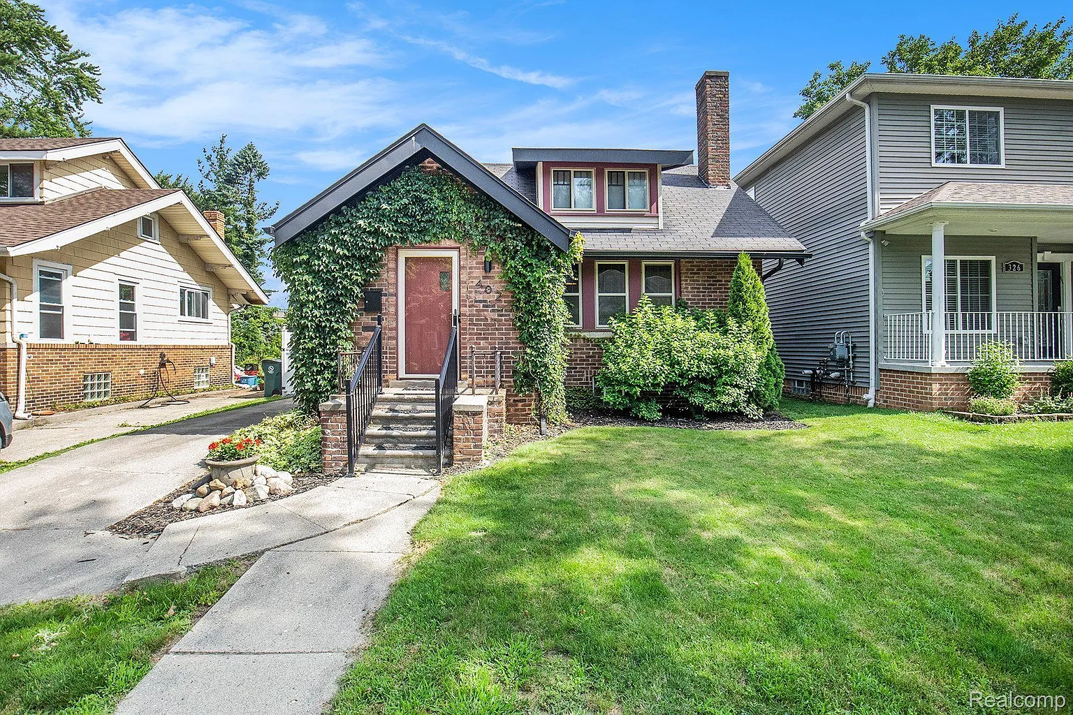 402 Waverley Ave photo 1