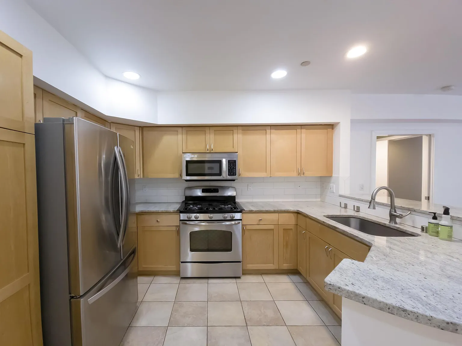 1 bed, 1.5 bath, 970 sqft, $2,900 — Photo 4
