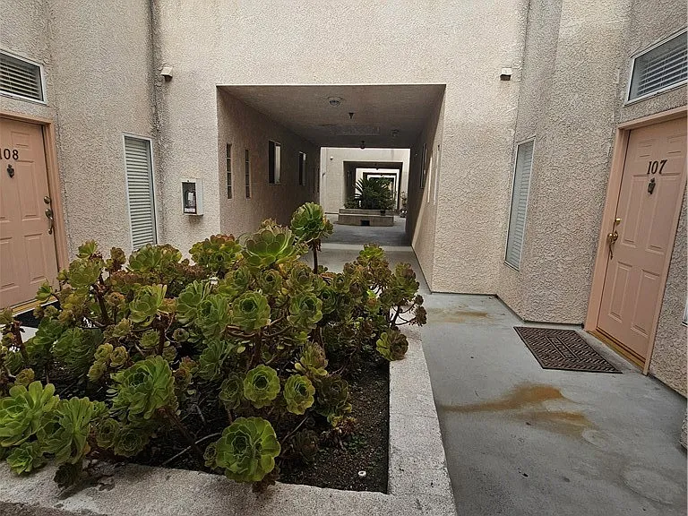 7900 Woodman Ave #105 — Photo 22