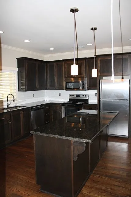 3 bed, 1400 sqft, $3,290 — Photo 2