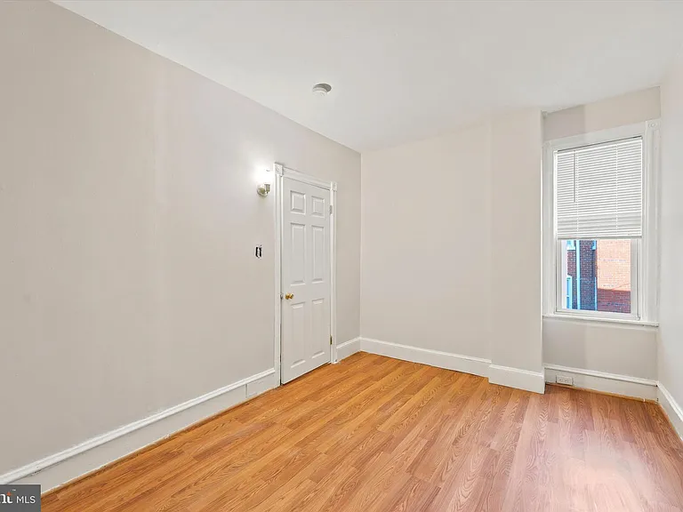 529 N Clayton St — Photo 8