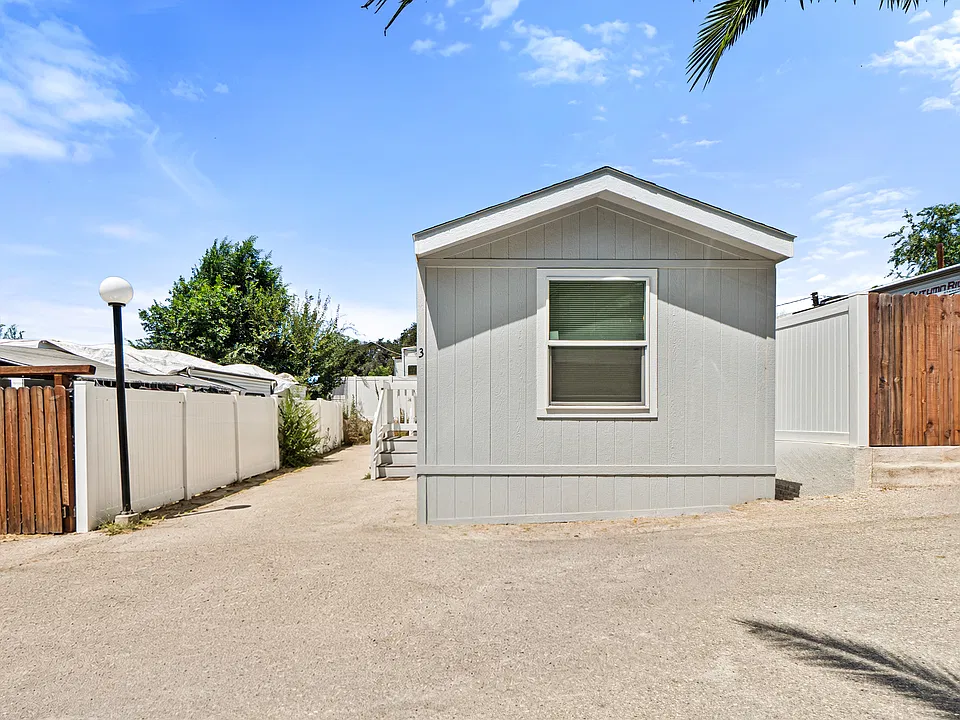 12741 Sierra Hwy