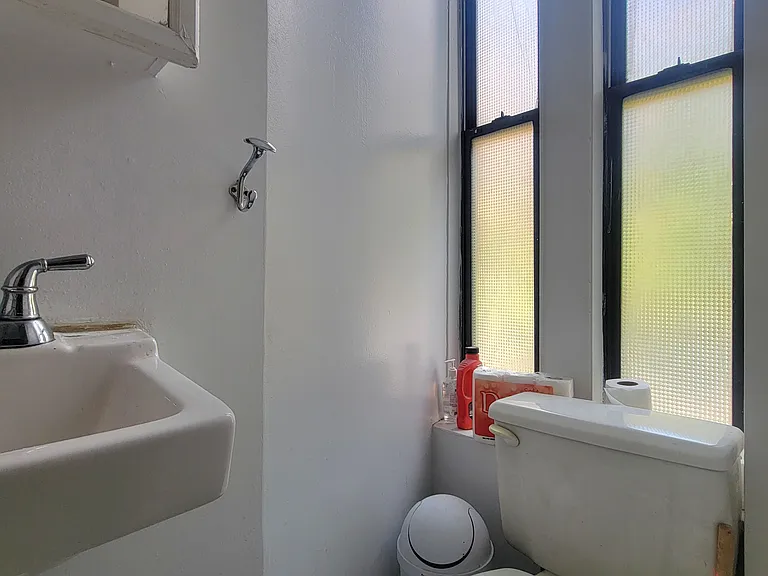 130 E 4th St #2 — Photo 6