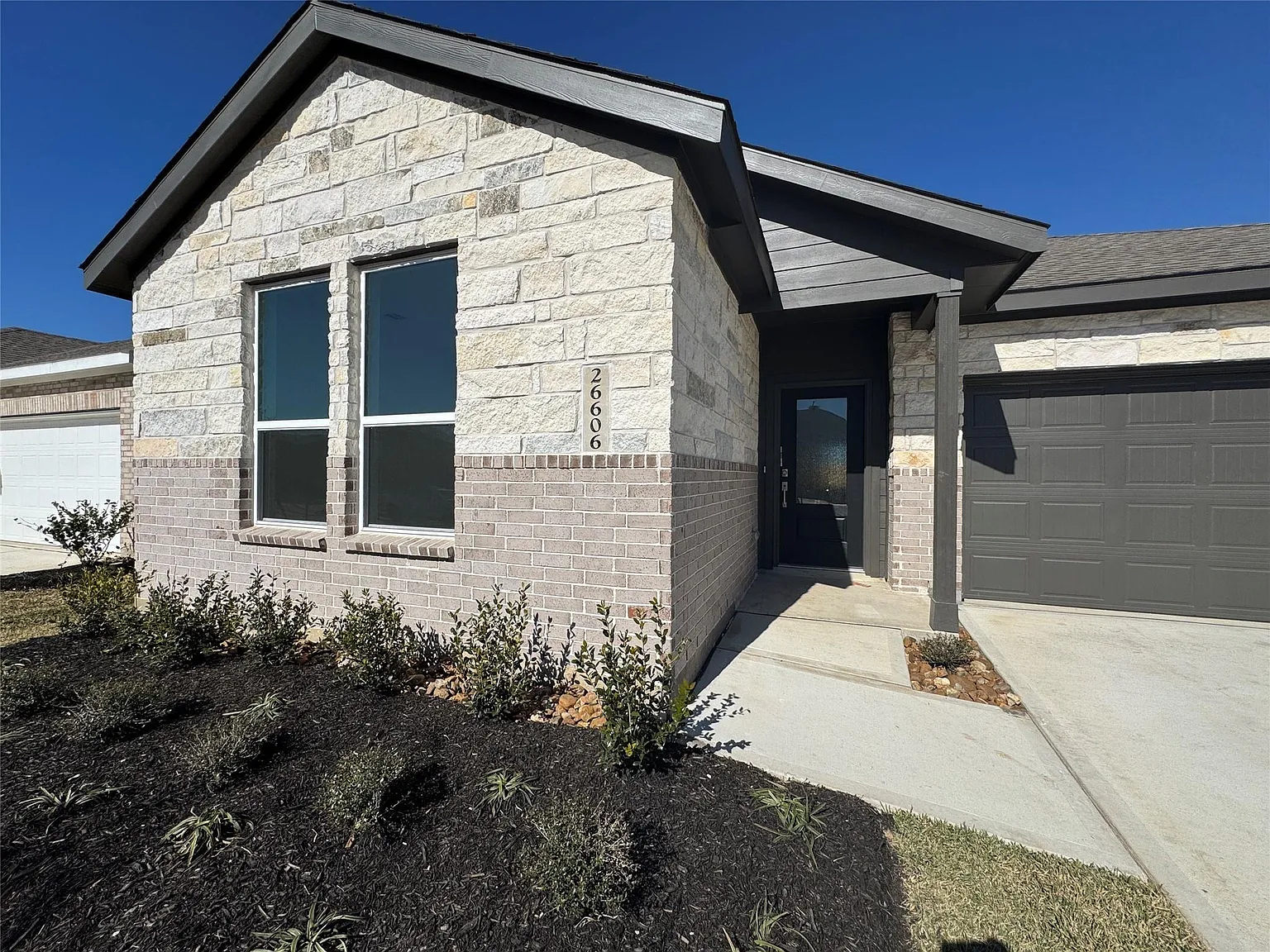 4 bed, 2.0 bath, 1900 sqft, $2,350 — Photo 3