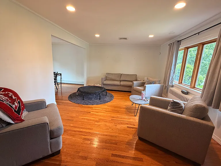 748 Leslie Ln — Photo 2