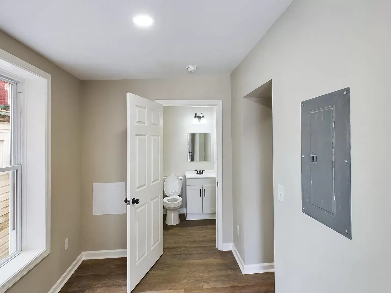 216 W Burke St — Photo 2