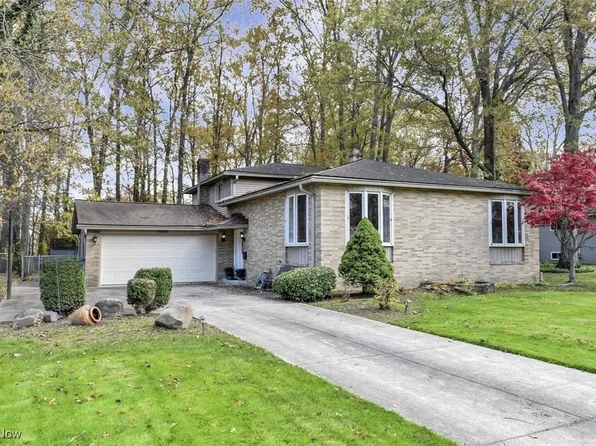 29695 Bretton Ridge Dr, North Olmsted, OH 44070