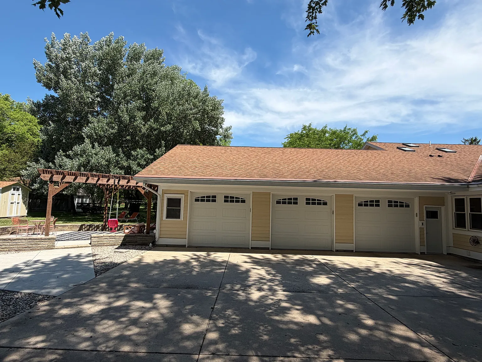 5 bed, 2600 sqft, $4,000 — Photo 2