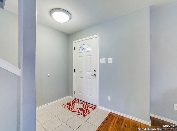 4th image of 906 Magnolia Bnd