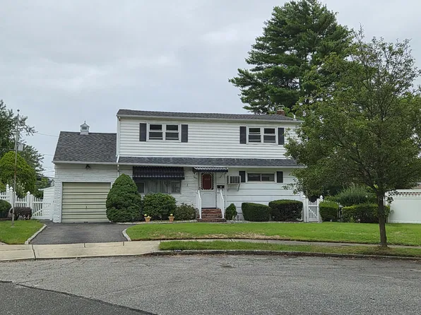 1733 Meadow Ct, East Meadow, NY 11554
