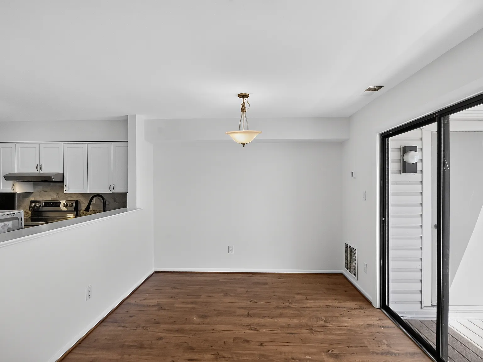 2 bed, 1.5 bath, 1100 sqft, $2,000 — Photo 3