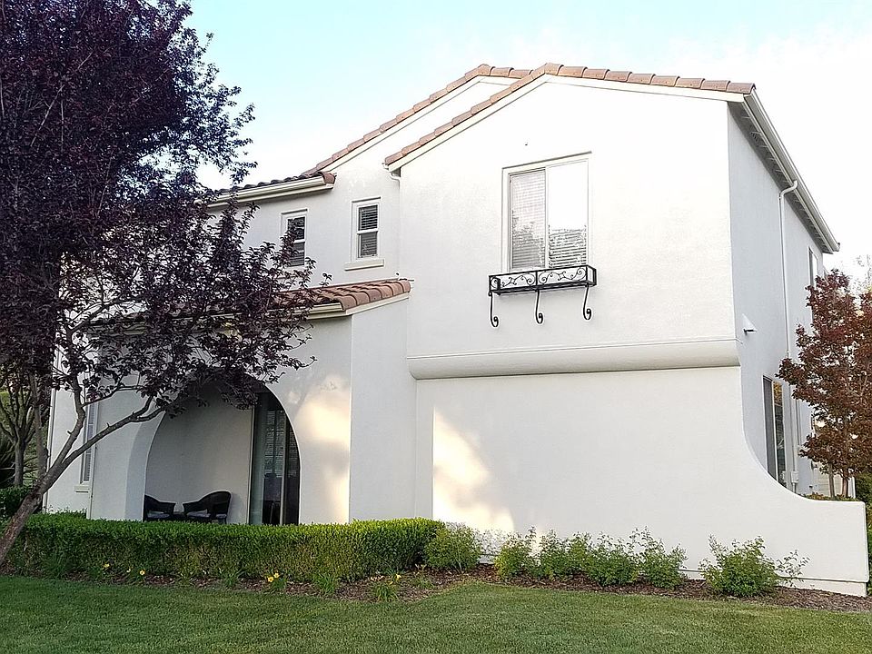 Streetview - Patio and lawn in the front