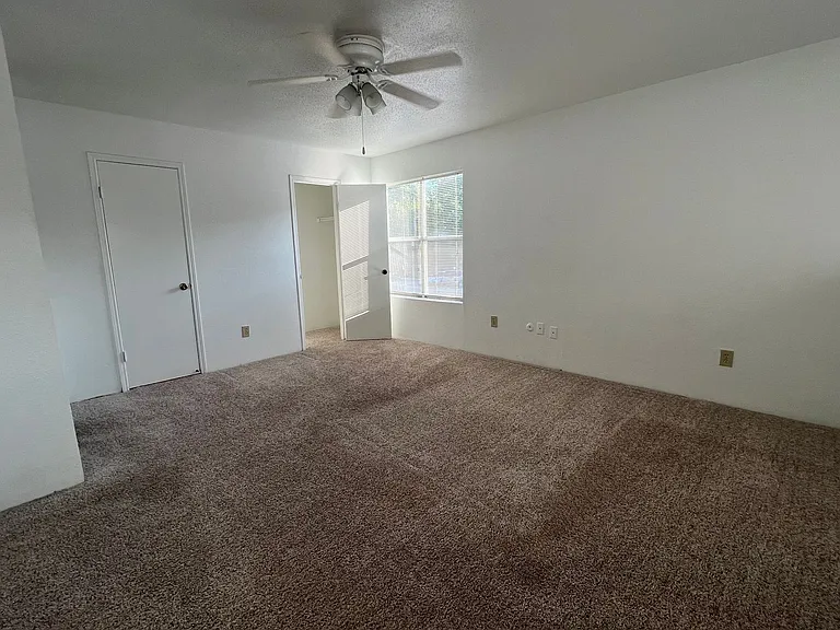 Emerald Cove Apartments — Photo 24