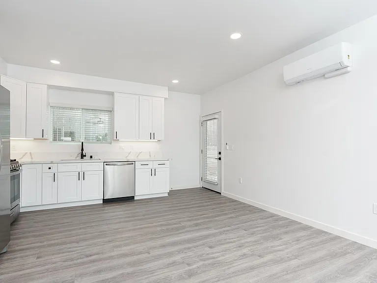 4564 Sauk Ave — Photo 5
