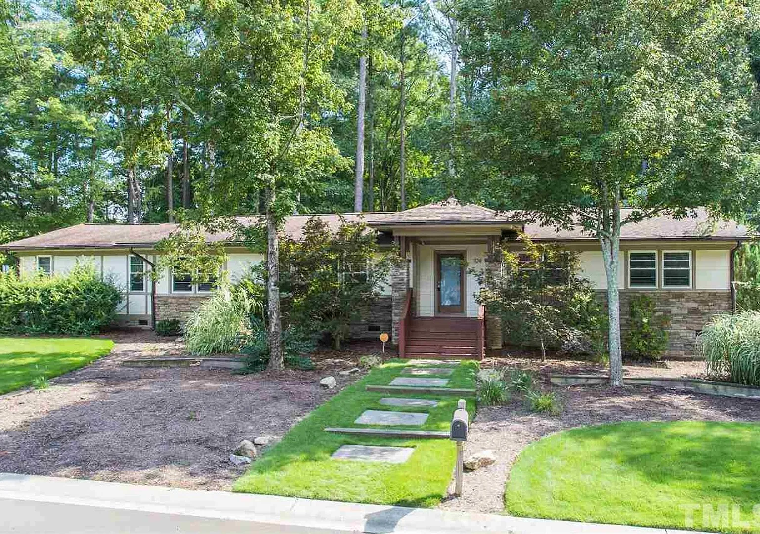 Gorgeous 4 Bedroom Ranch Home, Near Mordecai/Oakwood Neighborhoods, Premium Finishes, Fenced Back... — Photo 2