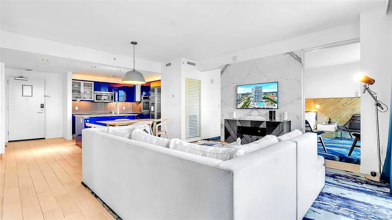 2 bed, 2.0 bath, 990 sqft, $5,421 — Photo 2