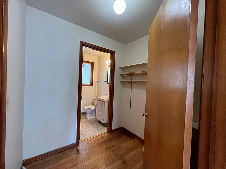W1319 - Hudson's Bay Court — Photo 7