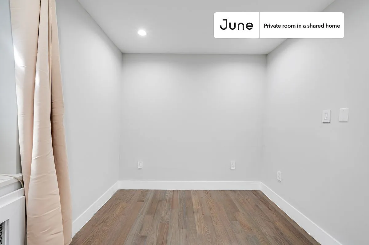 Queen bedroom in 3 bed/1 bath home in East Village #729 B — Photo 4