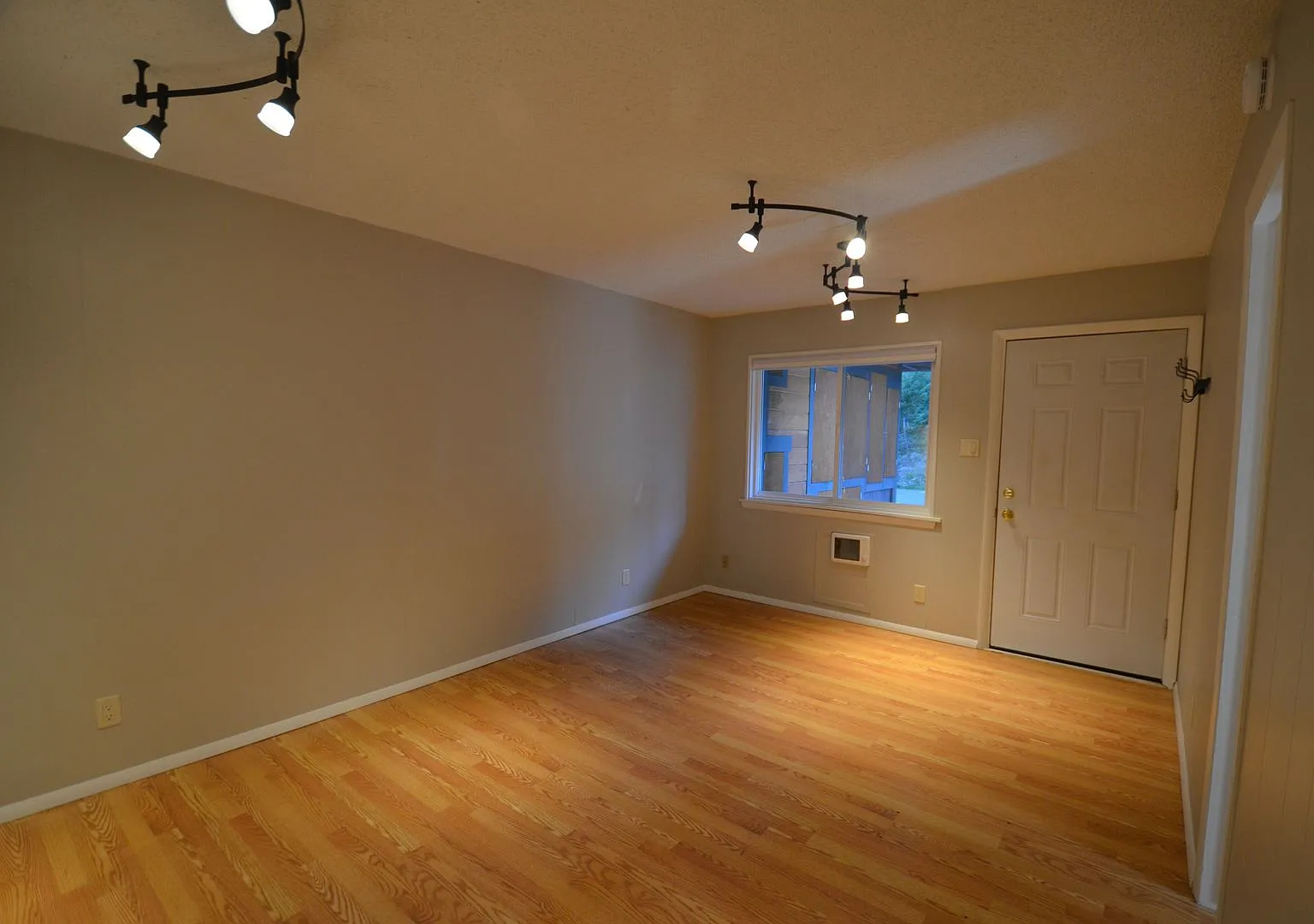 Unfurnished, 10 minutes from Downtown Breck! In Unit Washer and Dryer! — Photo 3