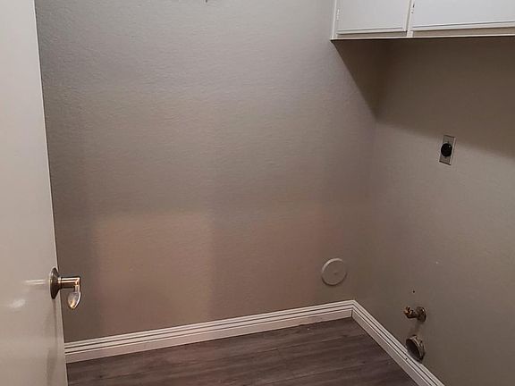 laundry room right off the kitchen
washer/dryer not included