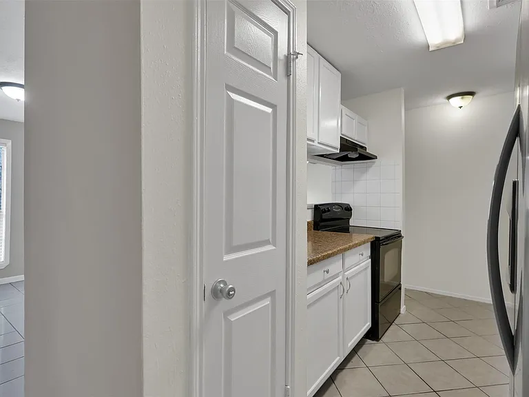 1018 Surrey Ct — Photo 12