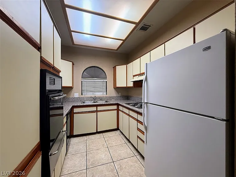 1403 Santa Margarita St #D — Photo 9