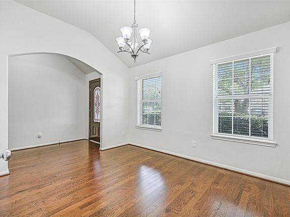 4th image of 318 Lake Line Dr