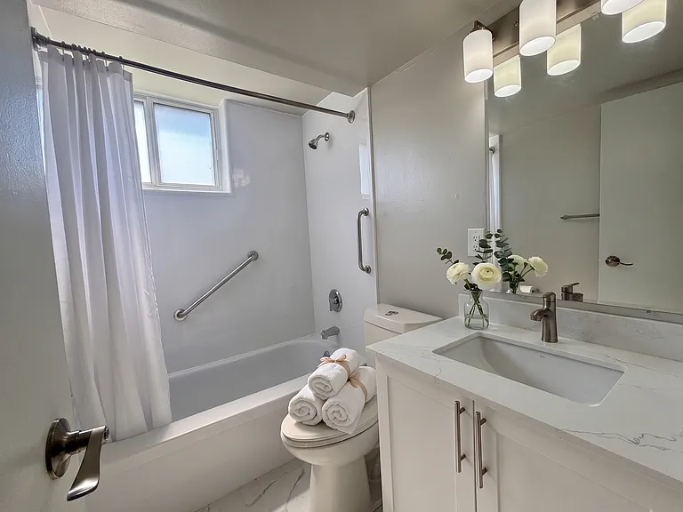 676 King St — Photo 11