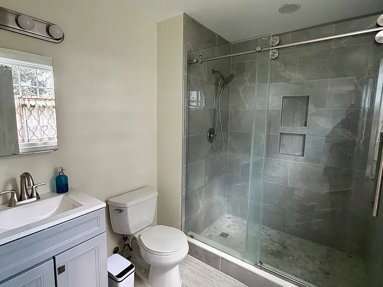 2FL Master Room Bathroom
