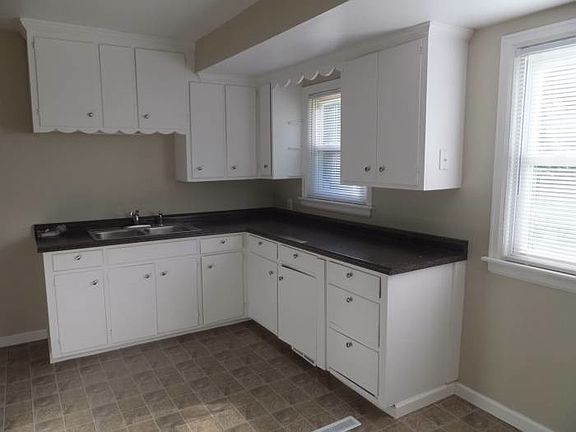 3rd image of 23 Blackhawk Hills Ct