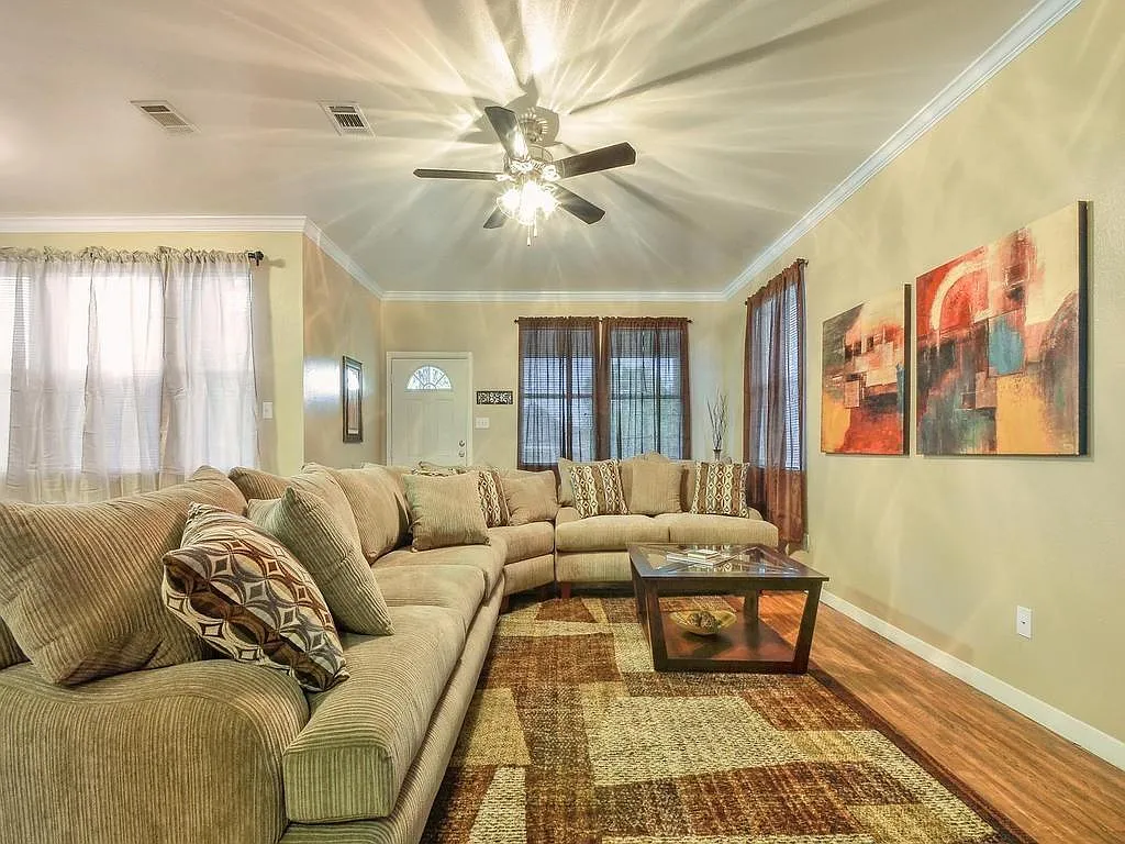 6 bed, 2850 sqft, $7,770 — Photo 4