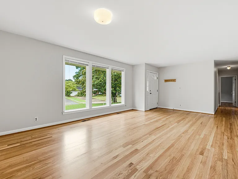 4727 Briarwood Dr — Photo 10
