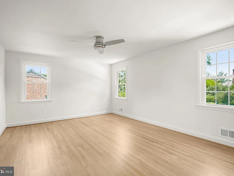 7109 Radnor Rd — Photo 21