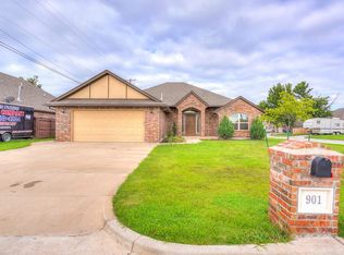 901 Ridgeway Dr, Moore, OK 73160