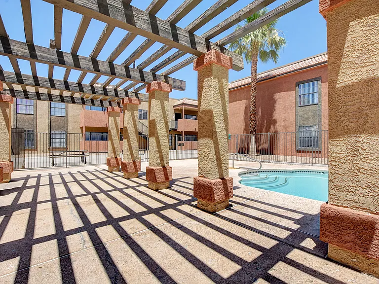 Saratoga Palms — Photo 11