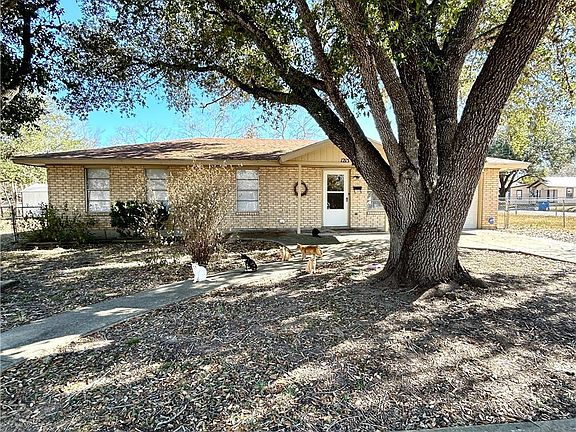 3rd image of 1215 W Crockett St