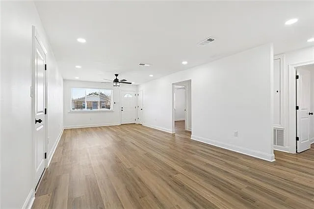 1381 Maplewood Dr — Photo 3