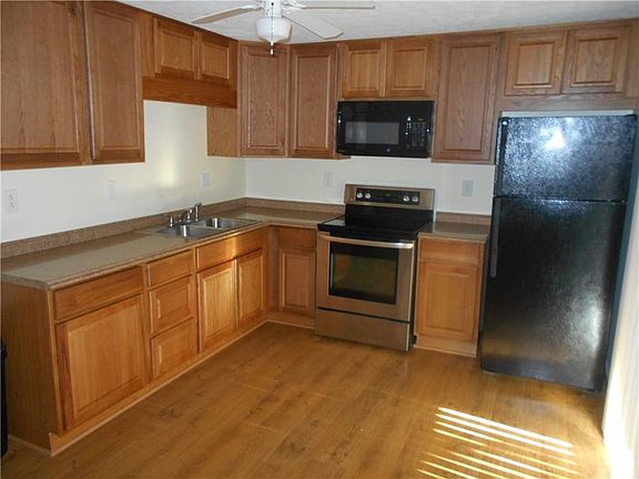 3rd image of 18 Carriage Ct