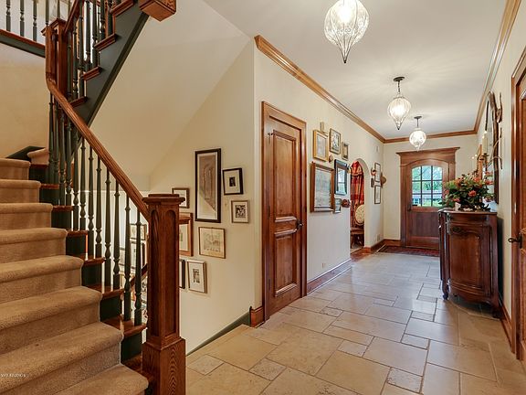 4th image of 808 Oak Knoll Dr